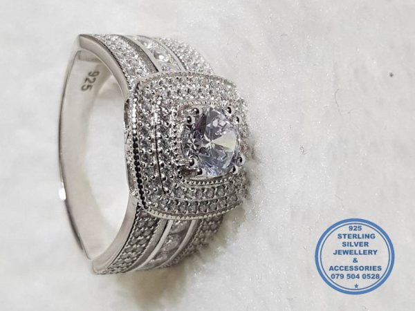 925 Sterling Silver Ring Showstopper with cubic Zirconia detail 