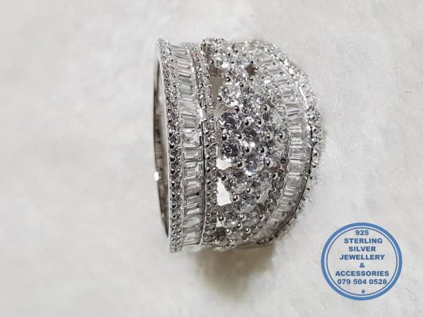 925 Sterling Silver Ring Showstopper with cubic Zirconia detail 2 bands with middle cluster all as one ring
