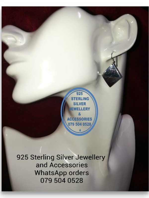 925 sterling Silver Earrings - Statement Diamond Shape  Price per 1 pair of earrings Diamond only Diameter 25mm   All prices excludes national nominal door-to-door delivery fee Although some earrings might be similar size price is determined on weight as well as manufacturer although all our products are manufactured from the best quality 925 Sterling Silver.