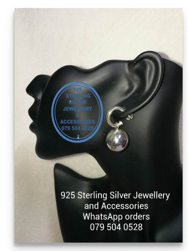925 sterling Silver Earrings  - Pretty Woman Half Hoop Dangle Ball Earring - Stunning!! Price per 1 pair of earrings Although some earrings might be similar size price is determined on weight as well as manufacturer although all our products are manufactured from the best quality 925 Sterling Silver. 18 mm ball  diameter All prices excludes national nominal door-to-door delivery fee