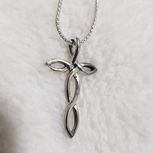 925 sterling Silver Pendant - Showstopper twisted Cross  - Stunning!! Price per 1 pendant Price excludes chain 34 mm left to right diameter All prices excludes national nominal door-to-door delivery fee