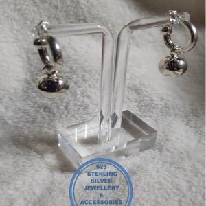 925 sterling Silver Earrings - Pretty Woman Half Hoop Dangle Ball Earring - Stunning!! Price per 1 pair of earrings Glitter ball 12 mm ball diameter All prices excludes national nominal door-to-door delivery fee Although some earrings might be similar size price is determined on weight as well as manufacturer although all our products are manufactured from the best quality 925 Sterling Silver.