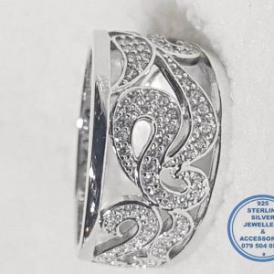 925 Sterling Silver Ring with modern cut out filigree detail  