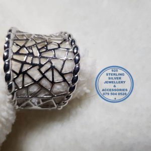 925 Sterling Silver Ring with modern cut out detail  - a must have - stylish  - elegant yet modern