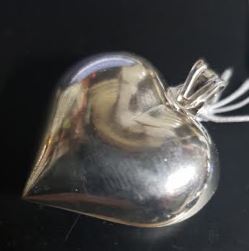 925 sterling Silver Pendant - Showstopper Large heart pendant - Stunning!! Price per 1 pendant Price excludes chain 27 mm left to right diameter All prices excludes national nominal door-to-door delivery fee