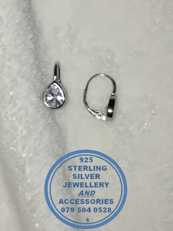 "925 Sterling Silver Earrings 1 pair Clear cubic detail "