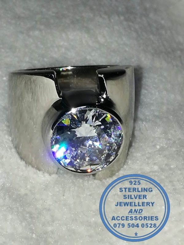 "925 Sterling Silver Showstopper ring with Large Round Cubic in middle tube settle "