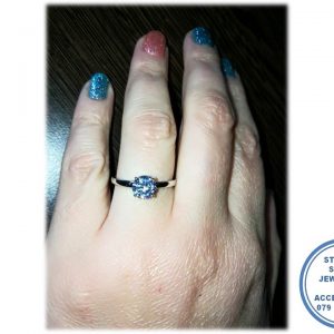 "925 Sterling Silver Engagement Solitair Ring with clear Cubic Center"