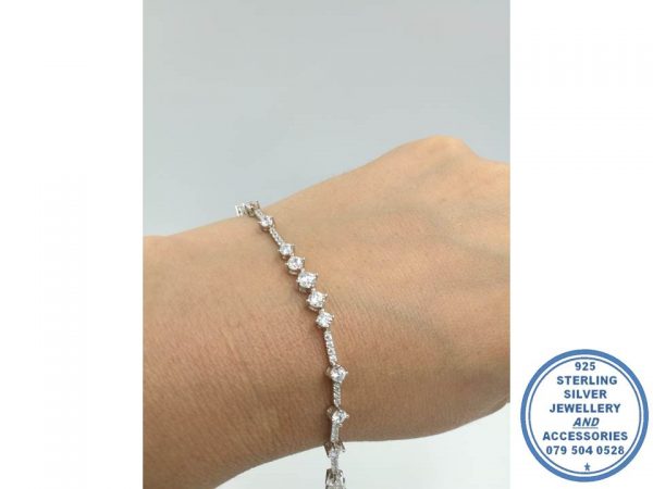 925 Sterling Silver Cubic Tennis Bracelet with detail. Showstopper 17.5 with extender to max -20cm
